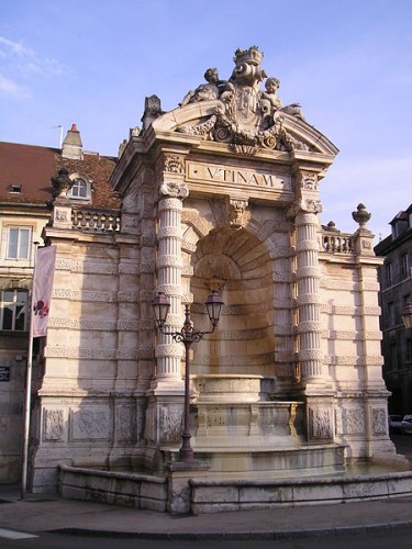 FONTAINE DE LA PLACE JEAN CORNET